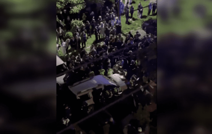 У Кам'янці-Подільському натовп людей напав на авто ТЦК (відео)