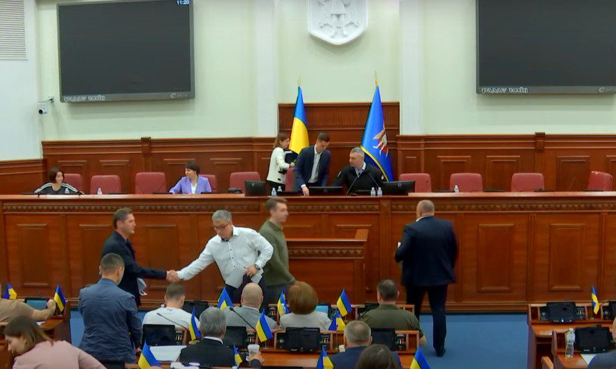 Небажання працювати чи тиск на місцеве самоврядування: у Київраді вкотре було зірвано пленарне засідання