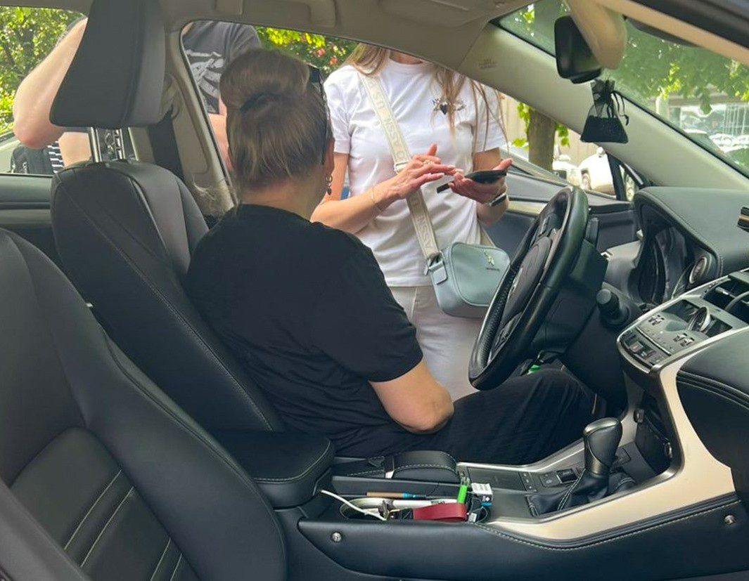 Зняти з розшуку за 4 тис. доларів: поліція Києва викрила жінку, яка обіцяла ухилянтові “мир” з ТЦК