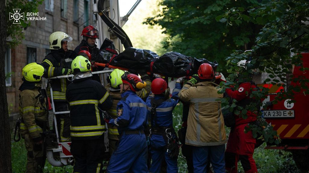 Масована нічна атака на Київ: 6 загиблих та два десятка поранених (фото, відео) Масована нічна атака на Київ: 6 загиблих та два десятка поранених (фото, відео)