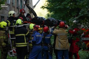 Масована нічна атака на Київ: 6 загиблих та два десятка поранених (фото, відео) Масована нічна атака на Київ: 6 загиблих та два десятка поранених (фото, відео)