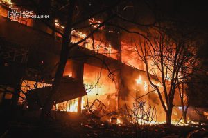 Нічний удар рф шахедами по Харкову: троє загиблих та 60 поранених (фото, відео) Нічний удар рф шахедами по Харкову: троє загиблих та 60 поранених (фото, відео)