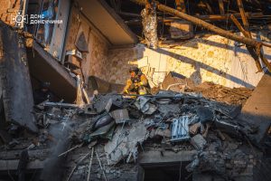 У Краматорську рятувальники деблокували з-під завалів тіла 4 людей (фото) У Краматорську рятувальники деблокували з-під завалів тіла 4 людей (фото)