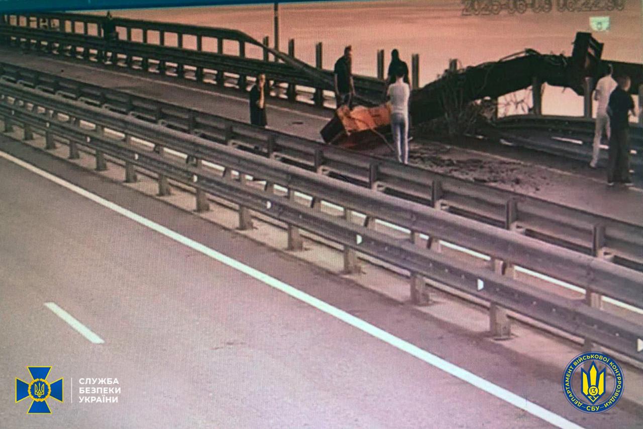 Вдала спецоперація: СБУ втретє вразила Кримський міст (відео)
