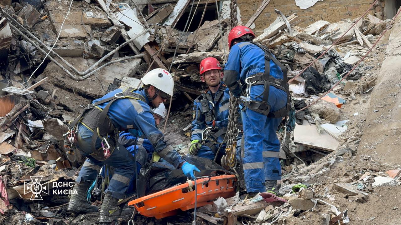 В Києві кількість загиблих зросла до 7, пошукові роботи тривають В Києві кількість загиблих зросла до 7, пошукові роботи тривають