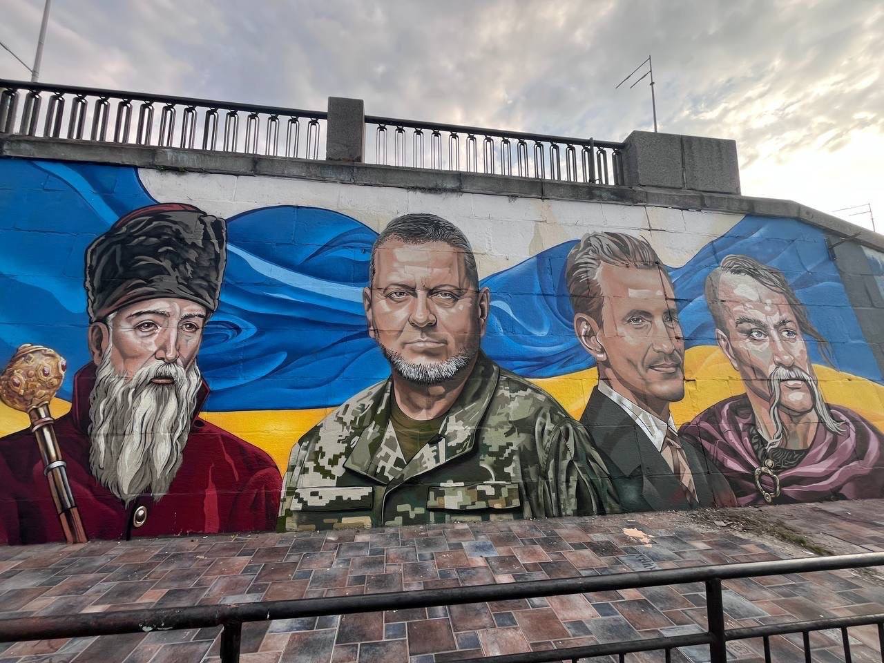 В Києві знов з’явився мурал з Залужним (фото)