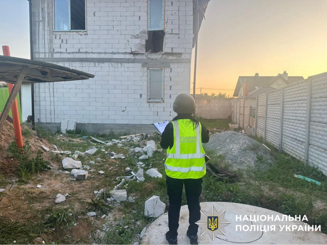 Удар ворожих БпЛА по Київщині: постраждала жінка, пошкоджені будинки (фото) Удар ворожих БпЛА по Київщині: постраждала жінка, пошкоджені будинки (фото)