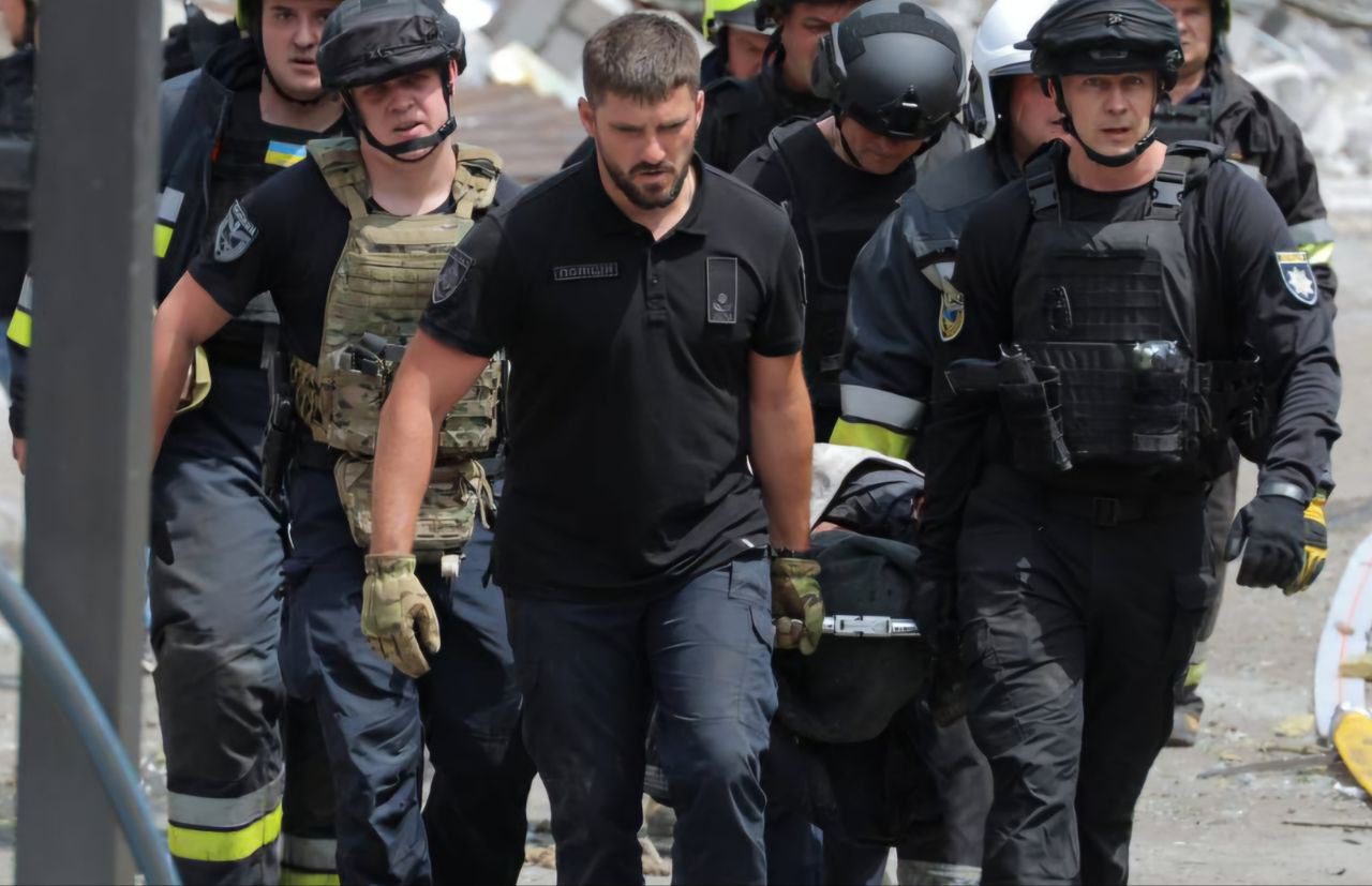 Удар рф ракетами по Дніпру: кількість вбитих збільшилась до 15, постраждалих - до 174 (фото) Удар по Дніпру: кількість постраждалих збільшилась до 153, з них 12 - у важкому стані (фото)