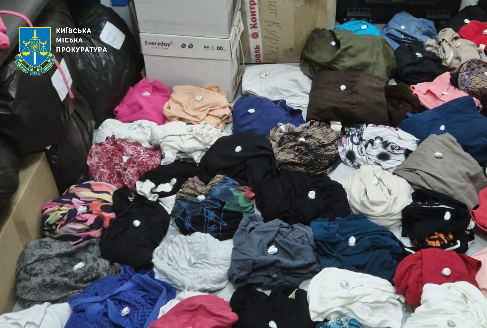 У столиці викрито 11 членів злочинної організації, які продавали наркотики через речі з секонд-хенду