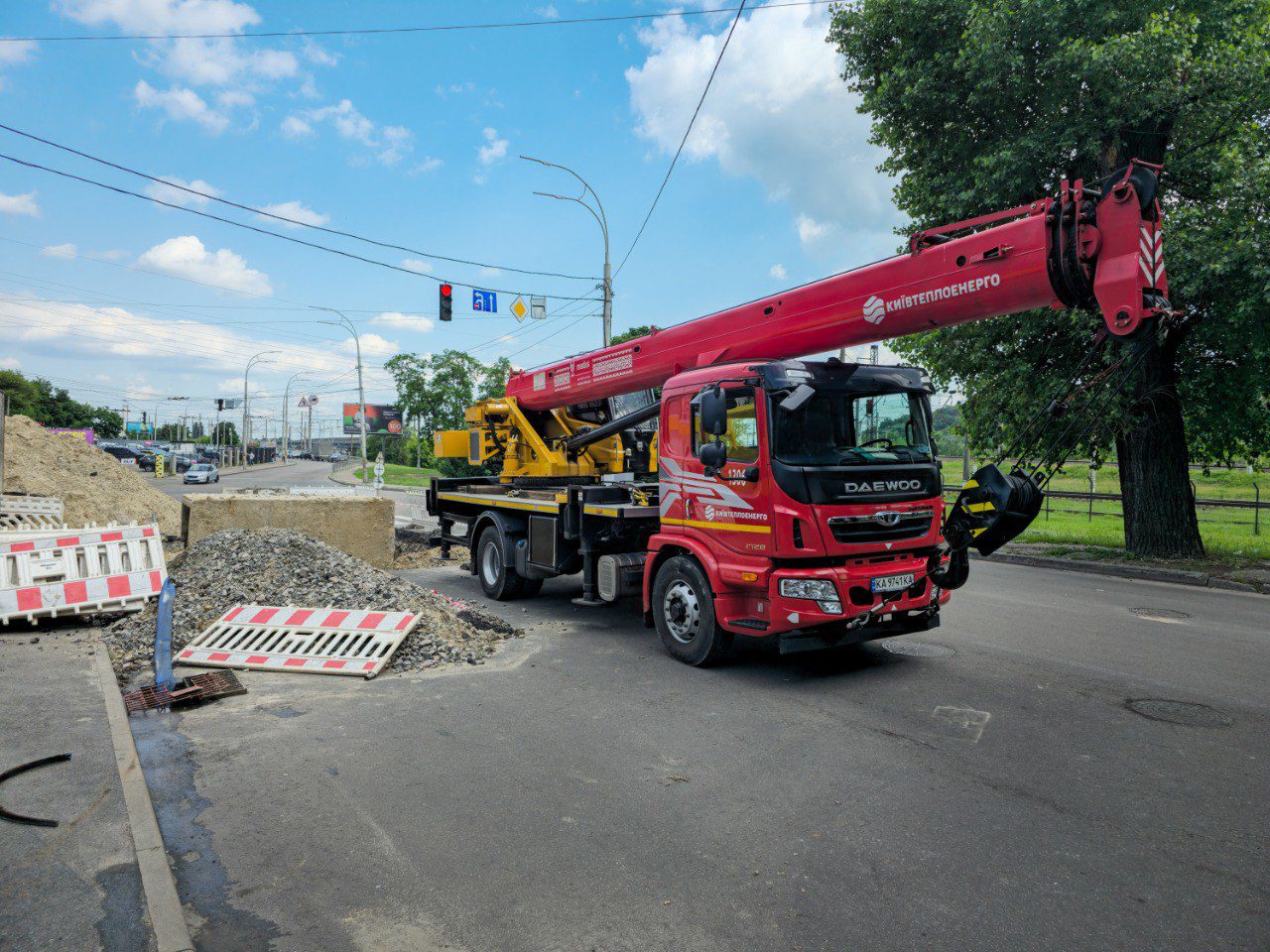 «Київтеплоенерго» замінило пошкоджені ділянки трубопроводів на вулиці Бойчука (фото)