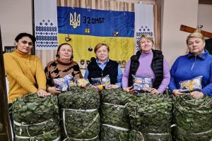 Волонтери осередку «Блиставицькі Тенета» за місяць виготовили 22 маскувальні сітки для військових (фото)