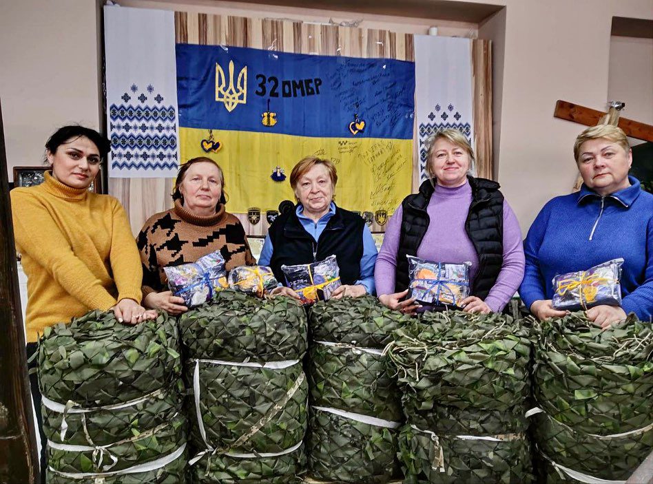 Волонтери осередку «Блиставицькі Тенета» за місяць виготовили 22 маскувальні сітки для військових (фото) Волонтери осередку «Блиставицькі Тенета» за місяць виготовили 22 маскувальні сітки для військових (фото)