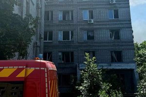 Ворог завдав удару балістикою по Дніпру, є загиблі та поранені Ворог завдав удару балістикою по Дніпру, є загиблі та поранені