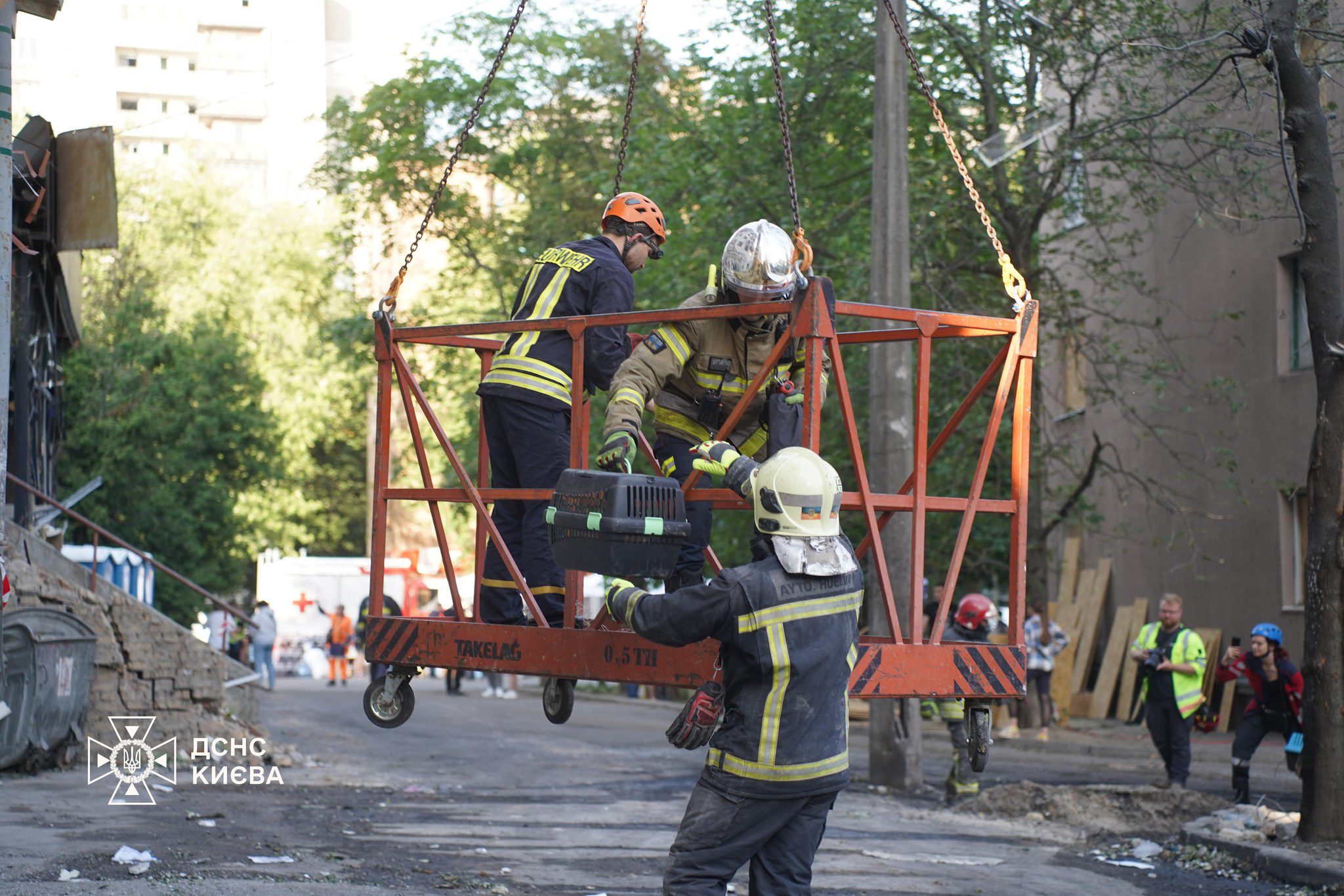 Рятувальники завершили пошукові роботи в Солом’янському районі, які тривали 39 годин (фото, відео)