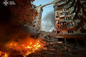 Наслідків атаки рф на столицю ліквідовують 296 рятувальників, 75 одиниць техніки ДСНС, 3 кінологічні розрахунки та 2 гелікоптери (фото, відео)