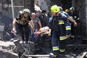 У Дніпрі внаслідок удару рф загинули щонайменше 9 людей (фото) У Дніпрі внаслідок удару рф загинули щонайменше 9 людей (фото)