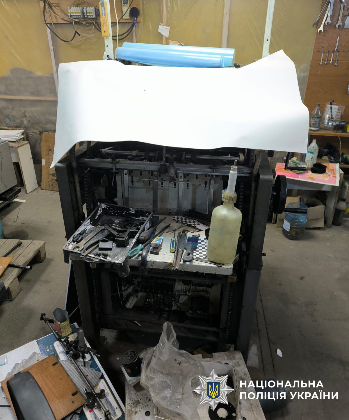 У Києві викрили підпільний цех, в якому пенсіонери штампували фальшиві водійські посвідчення та документи на авто (фото)
