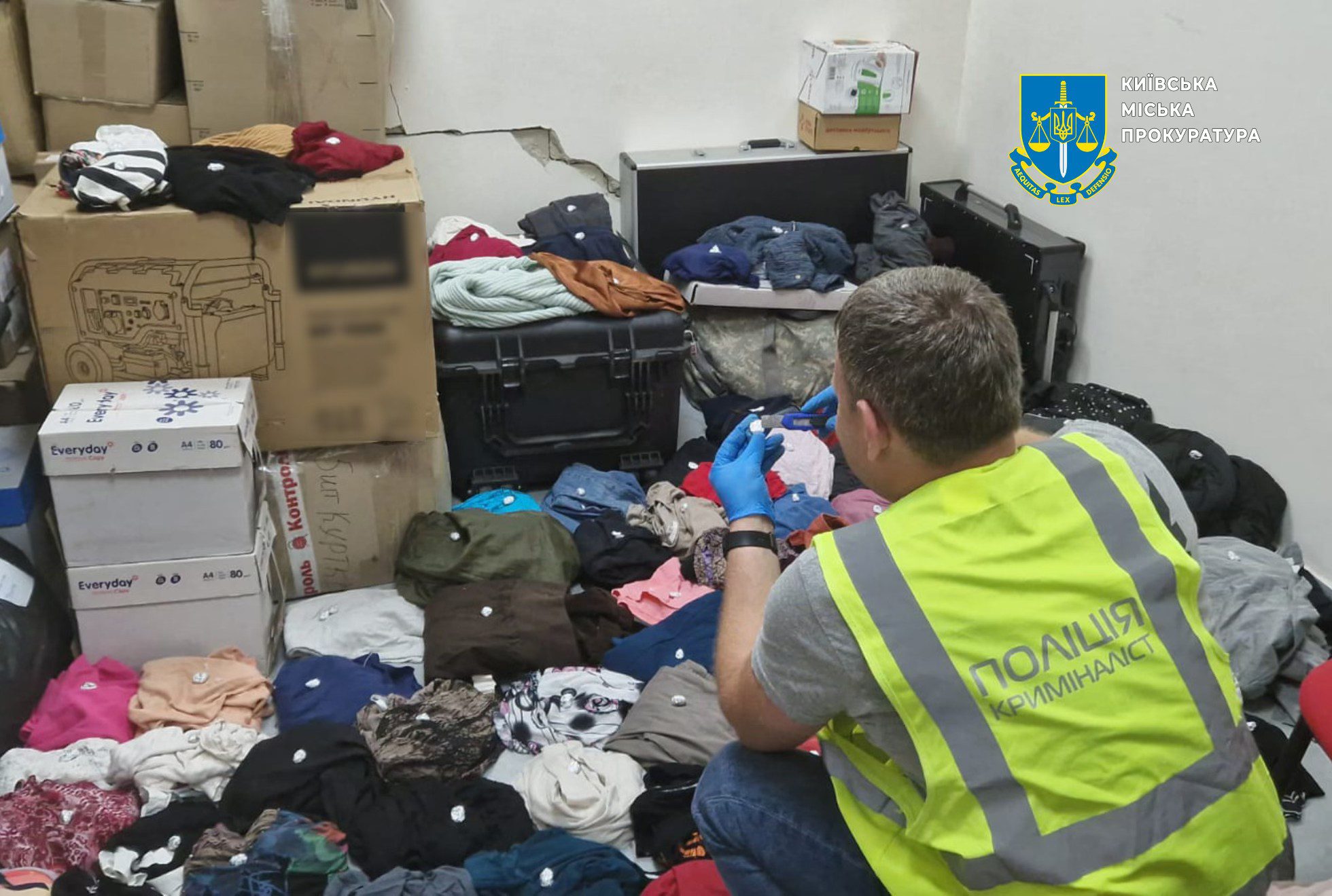 У столиці викрито 11 членів злочинної організації, які продавали наркотики через речі з секонд-хенду