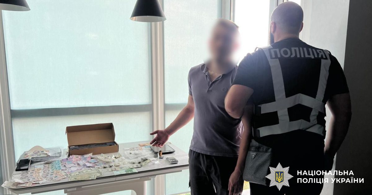 Правоохоронці вилучили «товару» на понад пів мільйона гривень у двох киян (фото)