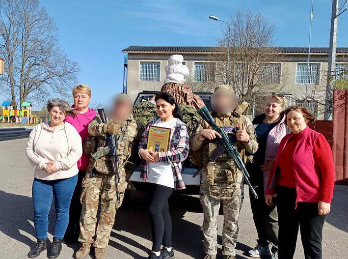 Волонтери осередку «Блиставицькі Тенета» за місяць виготовили 22 маскувальні сітки для військових (фото) Волонтери осередку «Блиставицькі Тенета» за місяць виготовили 22 маскувальні сітки для військових