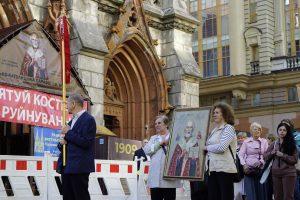 Молитовна хода за мир і справедливість: віряни закликали повернути парафії костел св. Миколая у Києві Молитовна хода за мир і справедливість: віряни закликали повернути парафії костел св. Миколая у Києві