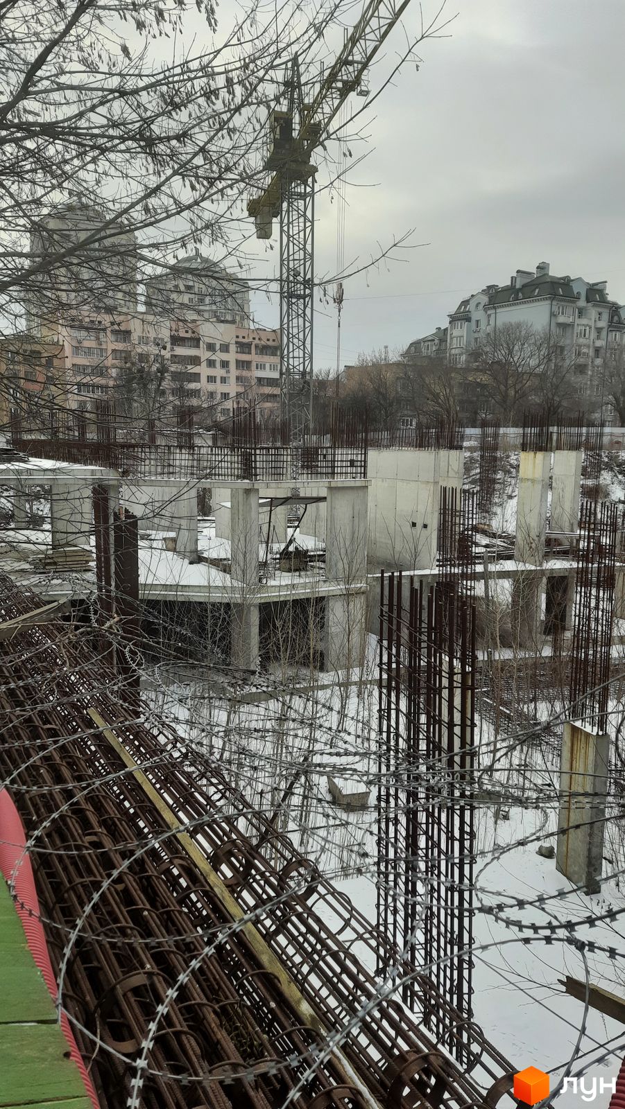 Скандальний ЖК “Покрова”: столичні активісти і прокурори намагаються “забрати” землю в забудовників Скандальний ЖК “Покрова”: столичні активісти і прокурори намагаються “забрати” землю в забудовників