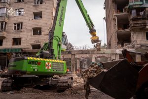 Рятувальники завершили пошукові роботи в Солом’янському районі, які тривали 39 годин (фото, відео) Рятувальники завершили пошукові роботи в Солом’янському районі, які тривали 39 годин (фото, відео)