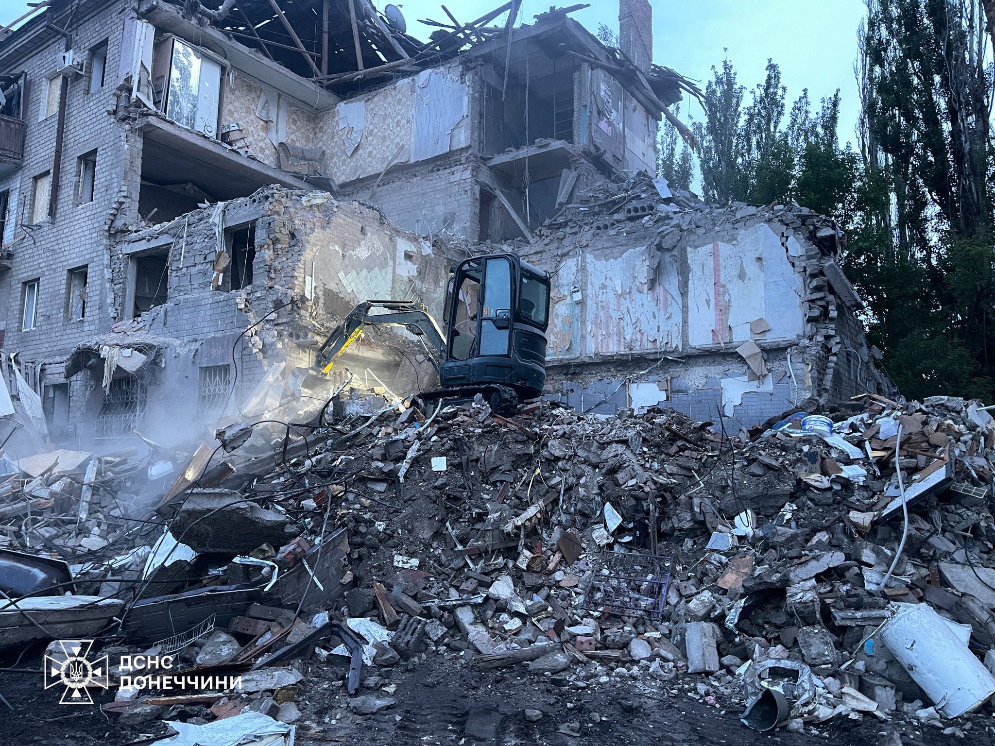 У Краматорську рятувальники деблокували з-під завалів тіла 4 людей (фото)