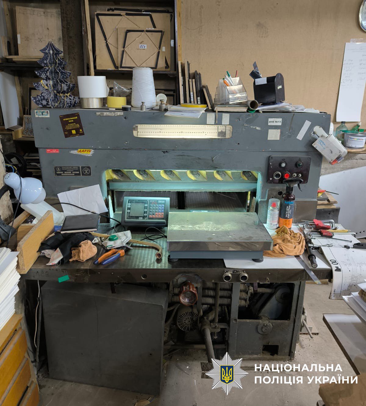 У Києві викрили підпільний цех, в якому пенсіонери штампували фальшиві водійські посвідчення та документи на авто (фото)