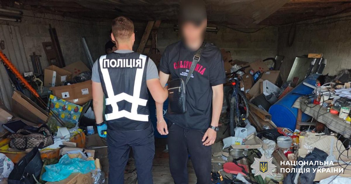 Правоохоронці вилучили «товару» на понад пів мільйона гривень у двох киян (фото)