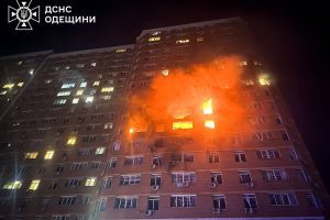 В Одесі ворожий БпЛА влучив у багатоповерхівку: вбито подружжя, серед постраждалих троє дітей В Одесі ворожий БпЛА влучив у багатоповерхівку: вбито подружжя, серед постраждалих троє дітей