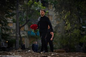 Зеленський вшанував пам’ять загиблих біля зруйнованого будинку в Солом’янському районі Києва Зеленський вшанував пам’ять загиблих біля зруйнованого будинку в Солом’янському районі Києва