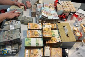 Правоохоронці викрили посадовців, які привласнили понад 64 млн грн на закупівлі авто для військових (фото) Правоохоронці викрили посадовців, які привласнили понад 64 млн грн на закупівлі авто для військових (фото)