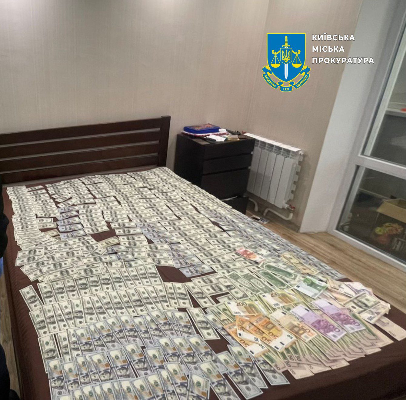 У столиці викрито 11 членів злочинної організації, які продавали наркотики через речі з секонд-хенду