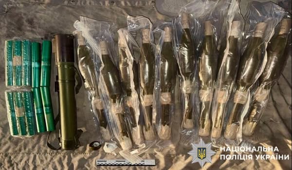 На Київщині викрили групу торговців зброєю: вибухівкою, гранатами та автоматом з оптикою (фото)