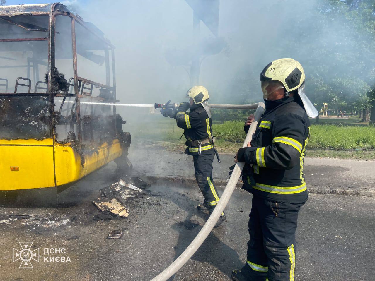 У Деснянському районі Києва вщент згоріла маршрутка (фото)