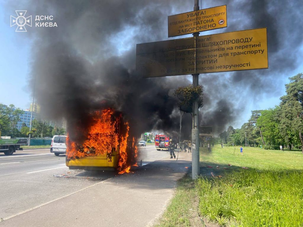 У Деснянському районі Києва вщент згоріла маршрутка (фото) У Деснянському районі Києва згоріла маршрутка: лишився “скелет” (фото)