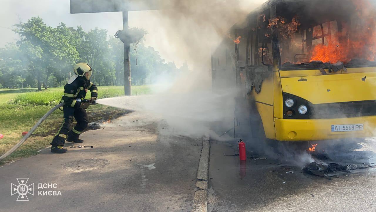 У Деснянському районі Києва вщент згоріла маршрутка (фото)