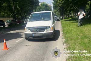 У Білій Церкві внаслідок зіткнення з мікроавтобусом загинув велосипедист У Білій Церкві внаслідок зіткнення з мікроавтобусом загинув велосипедист