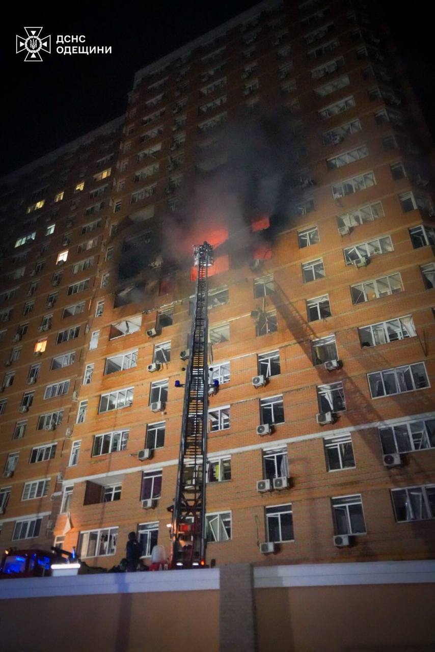 В Одесі ворожий БпЛА влучив у багатоповерхівку: вбито подружжя, серед постраждалих троє дітей