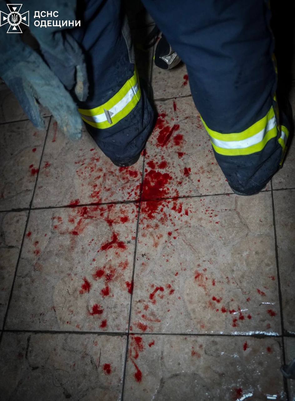 В Одесі ворожий БпЛА влучив у багатоповерхівку: вбито подружжя, серед постраждалих троє дітей