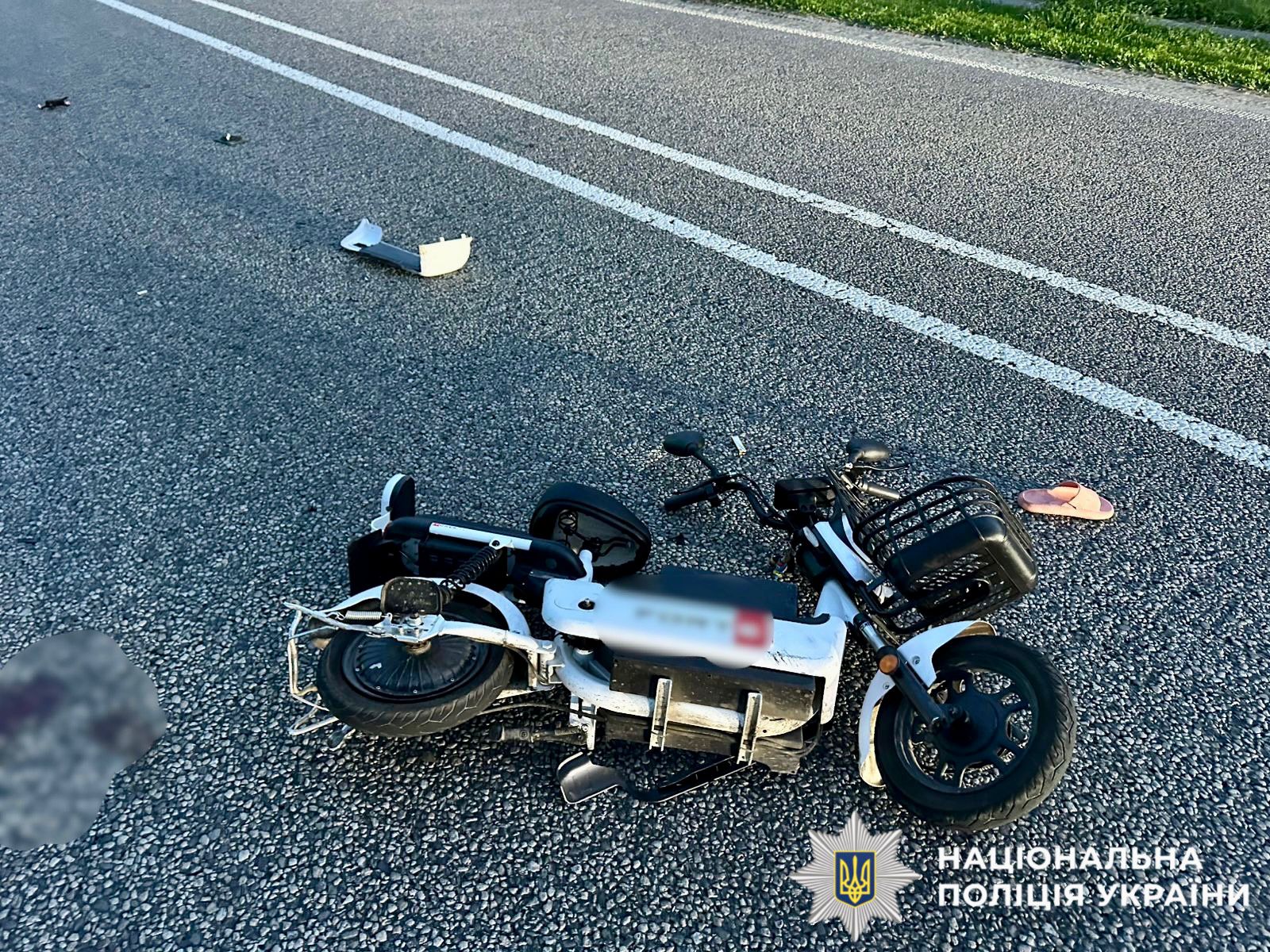 На трасі Київ-Харків електроскутер не розминувся з легковиком - дві людини у лікарні