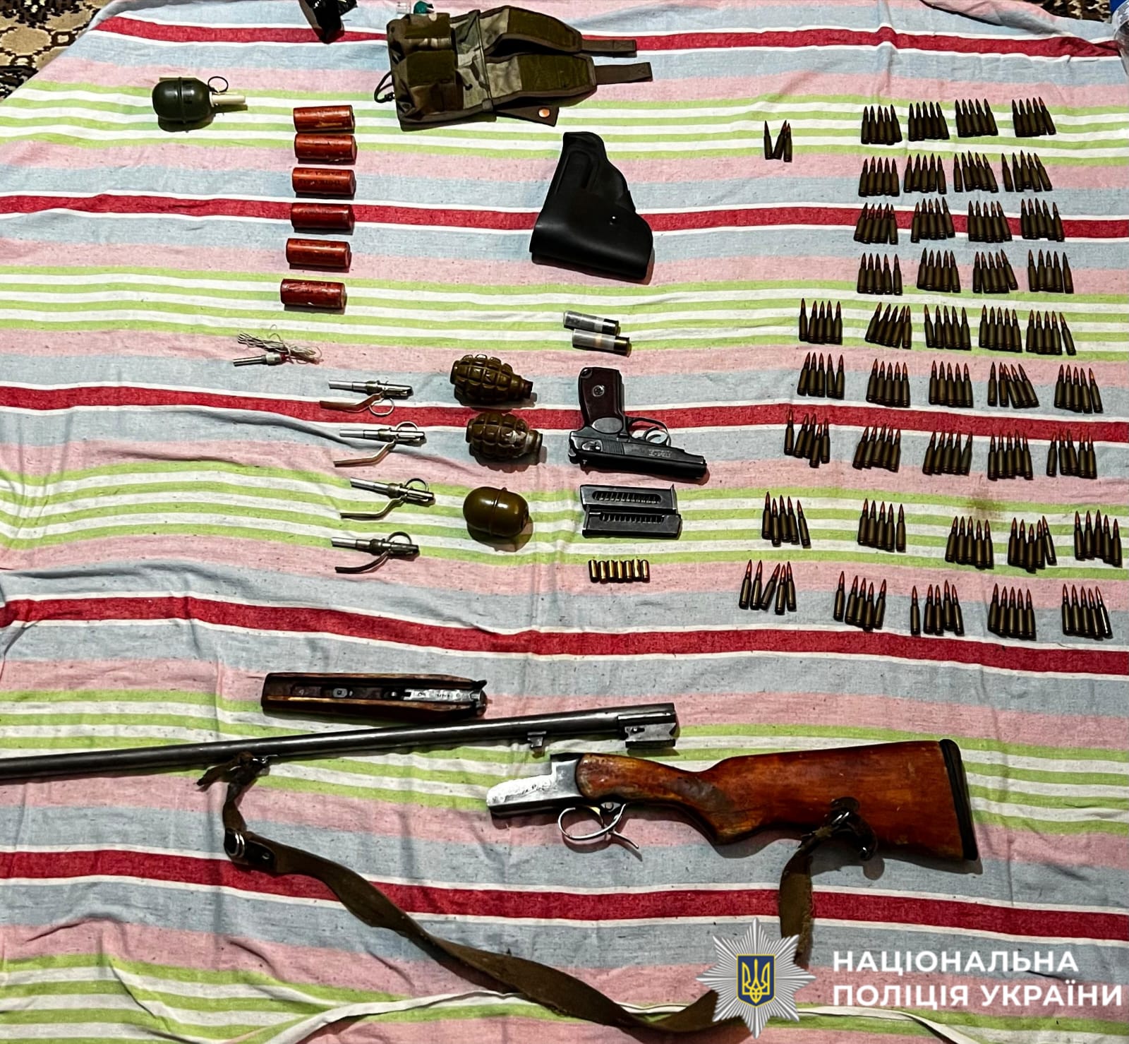 На Київщині чоловік зберігав у квартирі гранати та набої На Київщині чоловік зберігав у квартирі гранати та набої