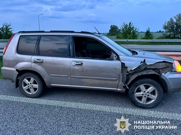 На трасі Київ-Харків електроскутер не розминувся з легковиком - дві людини у лікарні