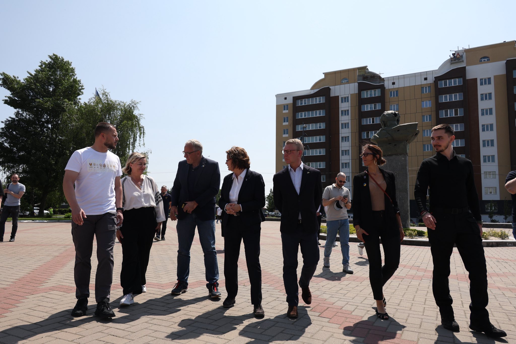 Міжнародні делегації відвідали деокуповану Бородянку та ознайомилися з відновленням селища