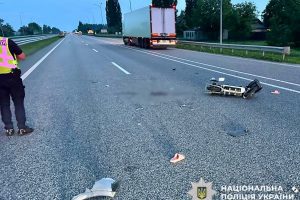 На трасі Київ-Харків електроскутер не розминувся з легковиком – дві людини у лікарні На трасі Київ-Харків електроскутер не розминувся з легковиком - дві людини у лікарні