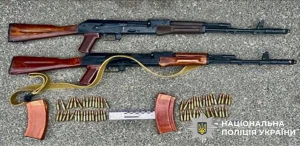 На Київщині викрили групу торговців зброєю: вибухівкою, гранатами та автоматом з оптикою (фото)