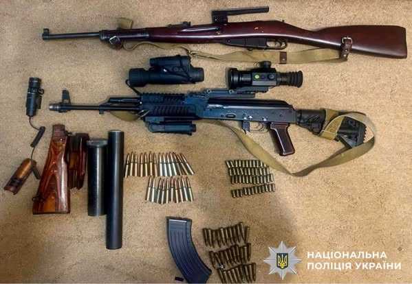 На Київщині викрили групу торговців зброєю: вибухівкою, гранатами та автоматом з оптикою (фото)