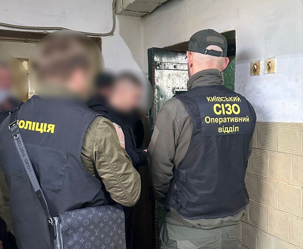 Поліція викрила постачальників наркотиків до столичного СІЗО в самому ізоляторі Поліція викрила постачальників наркотиків до столичного СІЗО в самому ізоляторі