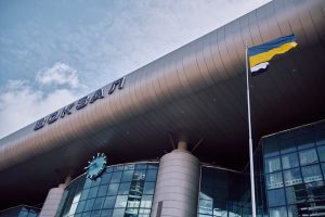 Над київським і ще сотнею вокзалів України підняли біло-чорний Прапор надії — на знак підтримки полонених і зниклих безвісти захисників (фото) Над київським і ще сотнею вокзалів України підняли біло-чорний Прапор надії — на знак підтримки полонених і зниклих безвісти захисників (фото)
